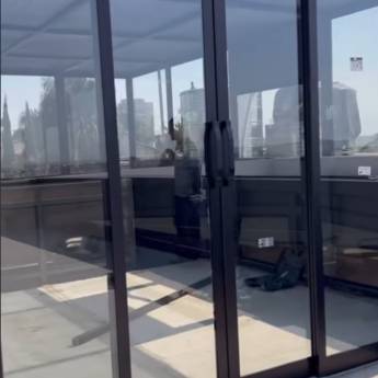 Comprar o produto de Porta de Correr 4 Folhas com Abertura Central com Puxador Flare Udinese 300mm em Portas de Alumínio pela empresa VerticalGlass - Esquadrias de Alumínio e Vidros em Lençóis Paulista, SP por Solutudo