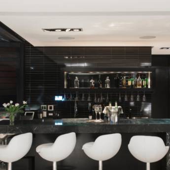 Comprar o produto de Banquetas de Design - Conforto e Estilo em São Paulo/SP em Móveis em Cláudio, MG por Solutudo Comprar o produto de Banquetas de Design - Conforto e Estilo em São Paulo/SP em Móveis em Cláudio, MG por Solutudo