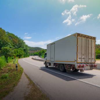 Comprar o produto de  Serviço de Fretes e Transporte Especializado - Agilidade e Segurança em Joinville/SC em Mudanças em Joinville, SC por Solutudo
