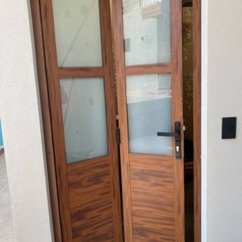 Comprar o produto de Porta Camarão no Cor Madeira Savana em Portas de Alumínio pela empresa VerticalGlass - Esquadrias de Alumínio e Vidros em Lençóis Paulista, SP por Solutudo
