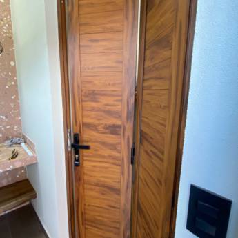 Comprar o produto de Porta Camarão em Portas de Alumínio pela empresa VerticalGlass - Esquadrias de Alumínio e Vidros em Lençóis Paulista, SP por Solutudo