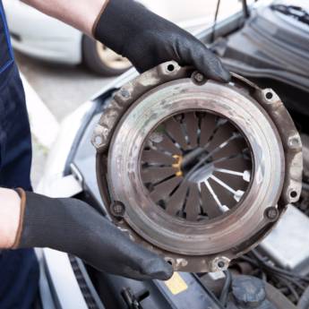 Comprar o produto de  Embreagem - Conserto e Substituição com Qualidade e Eficiência - Araruama/RJ em Oficinas Mecânicas para Carros em Araruama, RJ por Solutudo