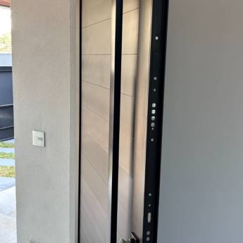 Comprar o produto de Porta Pivotante com Puxador Inox 1500mm e Fechadura Keso com 12 Pinos em Portas de Alumínio pela empresa VerticalGlass - Esquadrias de Alumínio e Vidros em Lençóis Paulista, SP por Solutudo