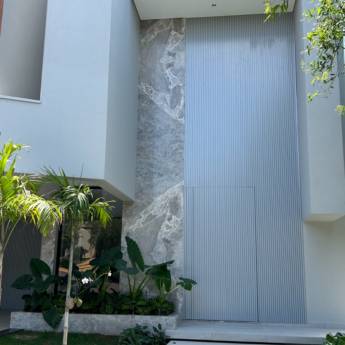 Comprar o produto de Porta de Alumínio Ripado na Cor Cinza + Parede com Ripado na Cor Cinza em Portas de Alumínio pela empresa VerticalGlass - Esquadrias de Alumínio e Vidros em Lençóis Paulista, SP por Solutudo