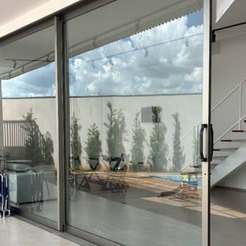 Comprar o produto de Porta de Correr Cor Aço Escovado em Portas de Alumínio pela empresa VerticalGlass - Esquadrias de Alumínio e Vidros em Lençóis Paulista, SP por Solutudo