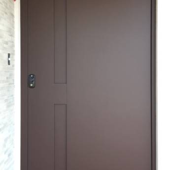 Comprar o produto de Porta de ACM com Puxador Cava na Cor Aço Corten + Fechadura Digital em Portas de ACM pela empresa VerticalGlass - Esquadrias de Alumínio e Vidros em Lençóis Paulista, SP por Solutudo