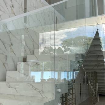 Comprar o produto de Guarda-Corpo de Vidro Temperado com Película de Segurança e Fixação com Bóton Inox na Cor Branca em Guarda Corpo  pela empresa VerticalGlass - Esquadrias de Alumínio e Vidros em Lençóis Paulista, SP por Solutudo