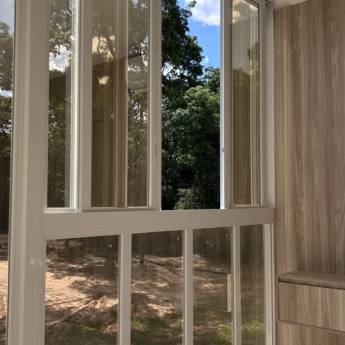Comprar o produto de Janela de Correr 4 Folhas com Vidros Fixos nas Laterais e no Peitoril em Janelas pela empresa VerticalGlass - Esquadrias de Alumínio e Vidros em Lençóis Paulista, SP por Solutudo