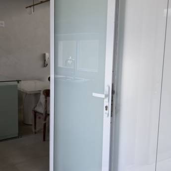 Comprar o produto de Porta de Giro em Alumínio Branco com Vidro Jateado em Portas de Alumínio em Lençóis Paulista, SP por Solutudo
