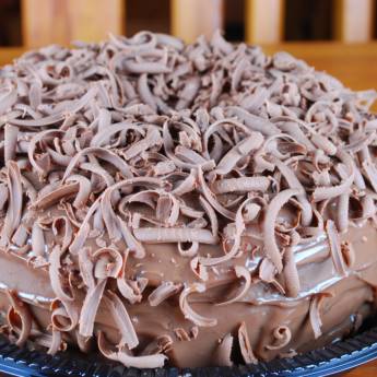 Comprar o produto de Bolo de Chocolate com Brigadeiro e Raspas em Bolos e Doces em Bauru, SP por Solutudo