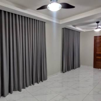 Comprar o produto de Cortina no Tecido Voil Trabalhado com Forro de Tergal no Trilho Suíço na Fita Wave dentro do Cortineiro e Semi-Blackout ao Fundo em Cortinas - Persianas - Carpetes em Penápolis, SP por Solutudo Comprar o produto de Cortina no Tecido Voil Trabalhado com Forro de Tergal no Trilho Suíço na Fita Wave dentro do Cortineiro e Semi-Blackout ao Fundo em Cortinas - Persianas - Carpetes em Penápolis, SP por Solutudo