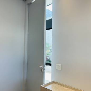 Comprar o produto de Porta Interna de ACM Branca – VerticalGlass Esquadrias de Alumínio e Vidros em Lençóis Paulista, SP em Portas de ACM em Lençóis Paulista, SP por Solutudo