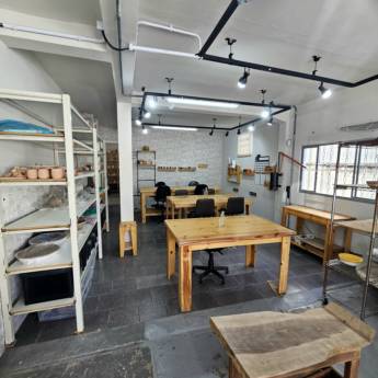 Comprar o produto de Coworking de Cerâmica Artesanal – Inspiração, Conforto e Infraestrutura Completa em Curitiba em Arte e Artesanato em Curitiba, PR por Solutudo