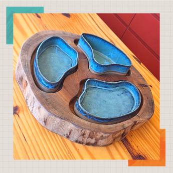 Comprar o produto de Petisqueira de Madeira de Lei com Cerâmica – Estilo e Sustentabilidade no Espaço Libel, Curitiba em Arte e Artesanato em Curitiba, PR por Solutudo