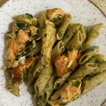 Comprar o produto de Macarrao Integral ao molho pesto e lascas de salmão em Massas em Bauru, SP por Solutudo