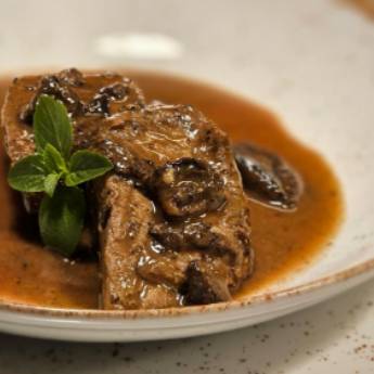 Comprar o produto de Medalhão de filé ao molho funghi em Bovino em Bauru, SP por Solutudo