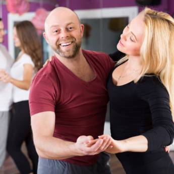 Comprar o produto de Aula de Forró para Casais em Bauru: Conecte-se e Divirta-se Dançando Juntos! em Escolas - Studios de Dança em Bauru, SP por Solutudo