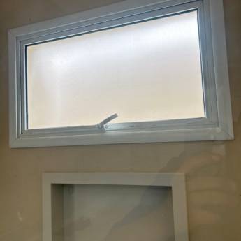 Comprar o produto de Janela Maxim-Ar para Banheiros – Ventilação Eficiente e Segurança em Boituva, SP em Esquadrias em Ninho Verde I Eco Residence, SP por Solutudo