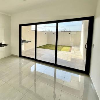 Comprar o produto de Porta 3 Folhas com Vidros – Amplitude e Sofisticação para seu Ambiente em Ninho Verde I Eco Residence, SP em Esquadrias em Ninho Verde I Eco Residence, SP por Solutudo