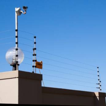 Comprar o produto de Manutenção de Cerca Elétrica - Aris Segurança Eletrônica, Águas Lindas de Goiás, GO em Alarmes e Câmeras em Águas Lindas de Goiás, GO por Solutudo