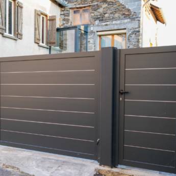 Comprar o produto de Fabricação de Portão - Aris Segurança Eletrônica, Águas Lindas de Goiás, GO em Serralheria em Águas Lindas de Goiás, GO por Solutudo