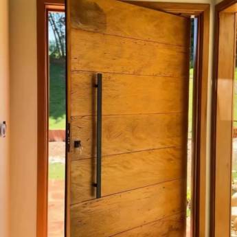 Comprar o produto de Esquadrias sob Medida – Exclusividade e Precisão em Madeira Maciça – Ninho Verde II Eco Residence, SP em Móveis Planejados - Marcenarias em Ninho Verde II Eco Residence, SP por Solutudo