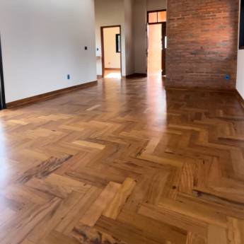 Comprar o produto de Tacos e Assoalhos de Madeira – Sofisticação e Durabilidade Natural – Ninho Verde II Eco Residence, SP em Móveis Planejados - Marcenarias em Ninho Verde II Eco Residence, SP por Solutudo