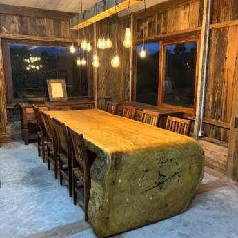 Comprar o produto de Mesa Cascata Sob Encomenda – Sofisticação e Design Contínuo em Madeira Maciça – Ninho Verde II Eco Residence, SP em Móveis Planejados - Marcenarias em Ninho Verde II Eco Residence, SP por Solutudo