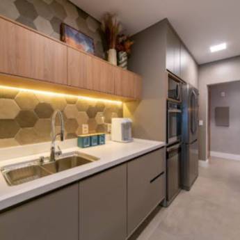 Comprar o produto de Cozinha Completa Planejada com Praticidade e Sofisticação – Ninho Verde II Eco Residence, SP em Móveis Planejados - Marcenarias em Ninho Verde II Eco Residence, SP por Solutudo