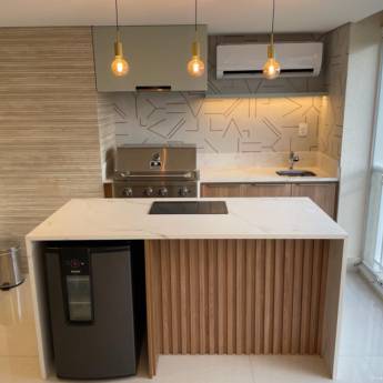 Comprar o produto de Espaço Gourmet Planejado com Conforto e Estilo – Santa Bárbara Resort Residence, SP em Móveis Planejados - Marcenarias pela empresa Casa W em Santa Bárbara Resort Residence, SP por Solutudo