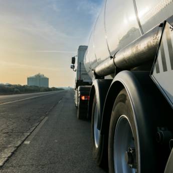 Comprar o produto de Revisão Completa para Viagens - Segurança e Tranquilidade na Estrada em Bauru/SP em Oficinas Mecânicas Diesel em Bauru, SP por Solutudo