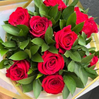 Comprar o produto de Buquê 10 Rosas e Ruscos (Folhagem) em Buquês em Mineiros, GO por Solutudo