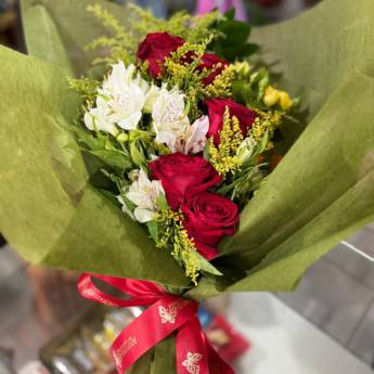 Comprar o produto de Buquê 5 Rosas em Buquês em Mineiros, GO por Solutudo