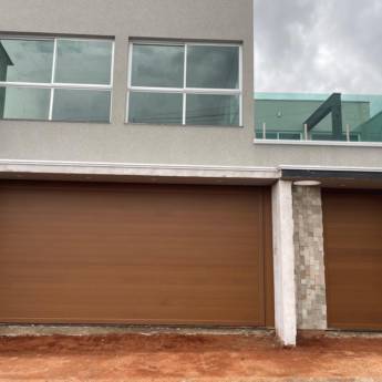 Comprar o produto de Portões em Alumínio Amadeirado com Estilo e Resistência – São Manuel, SP em Esquadrias de Alumínio pela empresa DP Portas e Portões em Alumínio em São Manuel, SP por Solutudo