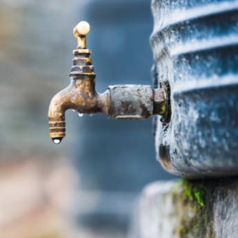 Comprar o produto de Limpeza de caixa d' água  em Instalações - Reparos em Botucatu, SP por Solutudo