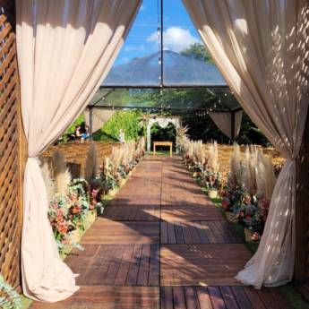 Comprar o produto de Passarela de madeira (deck) com elegância – Santa Cruz do Rio Pardo em Decoração para Festas em Santa Cruz do Rio Pardo, SP por Solutudo