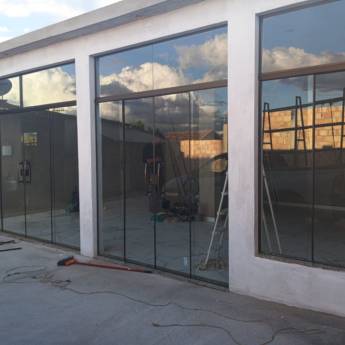 Comprar o produto de Fechamento de porta de correr Antes / depois: funcionalidade e elegância em Barbacena em Vidraçarias em Barbacena, MG por Solutudo Comprar o produto de Fechamento de porta de correr Antes / depois: funcionalidade e elegância em Barbacena em Vidraçarias em Barbacena, MG por Solutudo