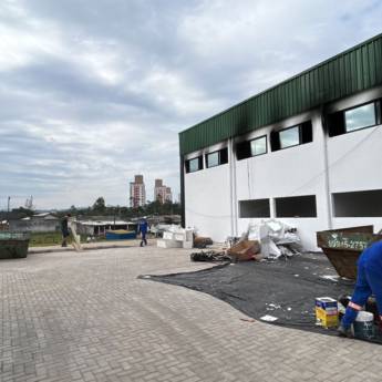 Comprar o produto de Retirada de Entulho em Criciúma – Serviço Rápido e Eficiente em Caçambas pela empresa SM Terraplanagem em Criciúma, SC por Solutudo