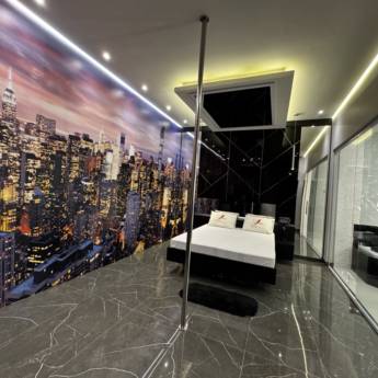 Comprar o produto de Suíte Temática Nova York – Sofisticação Urbana e Sensualidade em Cacoal em Motéis pela empresa Motel Você Que Sabe em Cacoal, RO por Solutudo