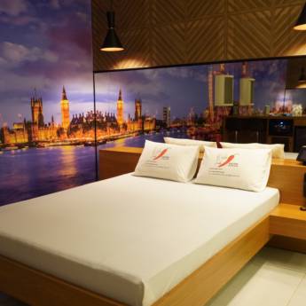 Comprar o produto de Suíte Temática Londres – Elegância Clássica e Tecnologia em Cacoal em Motéis em Cacoal, RO por Solutudo