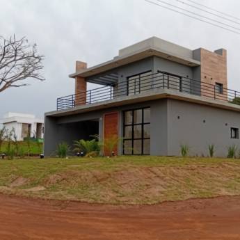 Comprar o produto de Mais uma casa entregue pela Casas Riviera em Construtoras em Riviera de Santa Cristina XIII, SP por Solutudo