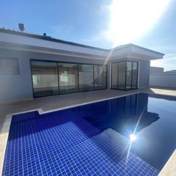 Comprar o produto de Portas em Esquadrias em Riviera de Santa Cristina XIII – Estilo e Segurança em Esquadrias em Riviera de Santa Cristina XIII, SP por Solutudo