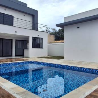 Comprar o produto de Porta em Alumínio em Riviera de Santa Cristina XIII – Estilo e Resistência em Esquadrias em Riviera de Santa Cristina XIII, SP por Solutudo