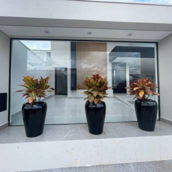 Comprar o produto de Muro em Vidro em Riviera de Santa Cristina XIII – Segurança com Elegância em Esquadrias em Riviera de Santa Cristina XIII, SP por Solutudo