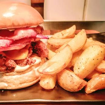 Comprar o produto de Hambúrguer de frango com Catupiry Original,cheddar e tiras de bacon. em Hambúrguer Gourmet em Botucatu, SP por Solutudo