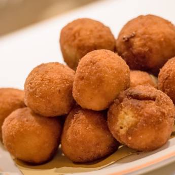 Comprar o produto de Bolinho de Mandioca com Carne Seca  em Porções em Mineiros, GO por Solutudo