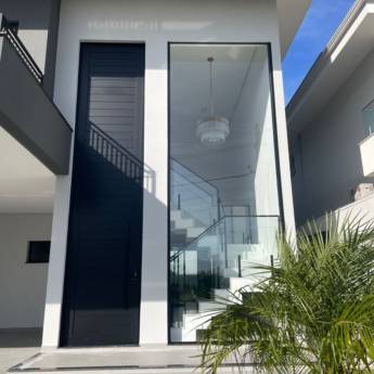 Comprar o produto de Porta com Abertura Total – Elegância na Entrada em Riviera de Santa Cristina XIII em Esquadrias em Riviera de Santa Cristina XIII, SP por Solutudo