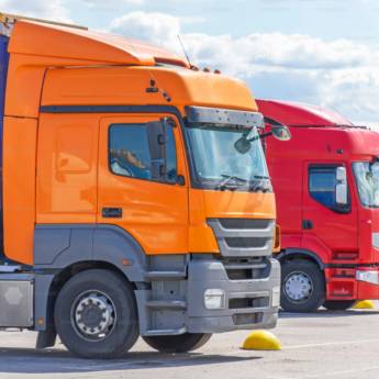 Comprar o produto de Caminhão Seminovo em Araçatuba em Caminhões em Araçatuba, SP por Solutudo