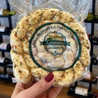 Comprar o produto de Mussarela Trança Cascavél Temperada em Queijo pela empresa Empório Primare Bebidas e Eventos - Loja 02 em Mineiros, GO por Solutudo