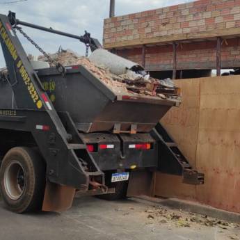 Comprar o produto de Retirando caçamba – Rua Milton Branco em Caçambas em Avaré, SP por Solutudo